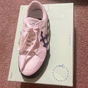 worn once even though they was worn once still need to be wiped down